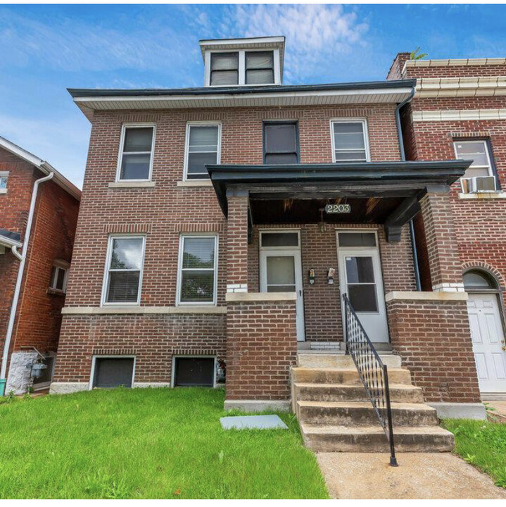 2203 McCausland Ave in St. Louis, MO - Foto de edificio