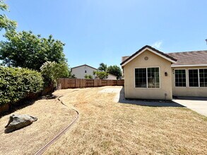 1487 Breezeway Ct in Merced, CA - Foto de edificio - Building Photo