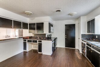 2101 Bradford Dr in Arlington, TX - Building Photo - Building Photo