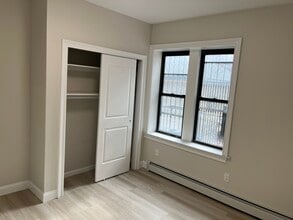 4048 Hampton St, Unit 1st floor in Elmhurst, NY - Foto de edificio - Building Photo