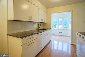 5205 Saratoga Ave, Unit 1005-H in Chevy Chase, MD - Building Photo - Building Photo