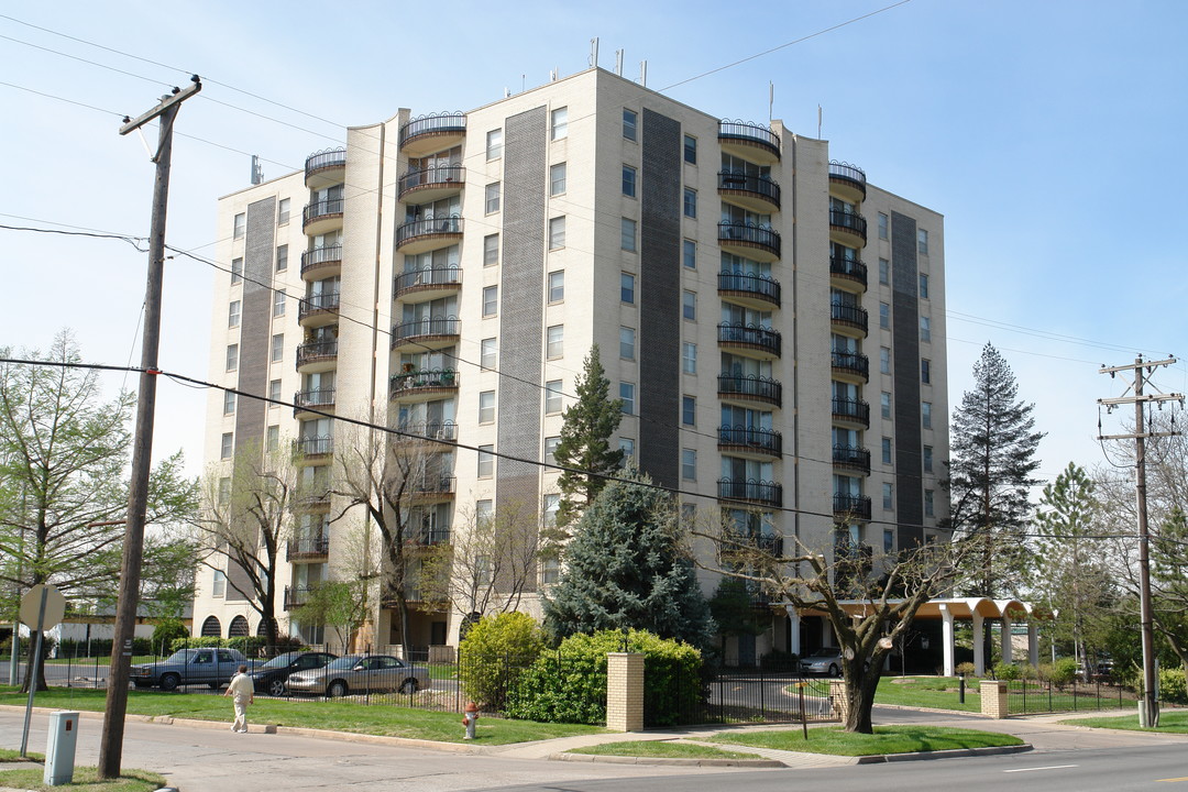 Parklane Towers in Wichita, KS - Building Photo