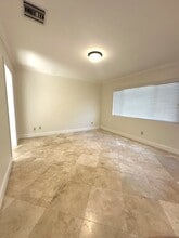 16830 Wyandotte St in Los Angeles, CA - Foto de edificio - Building Photo