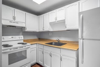 Valley York Apartments in Parma Heights, OH - Building Photo - Interior Photo