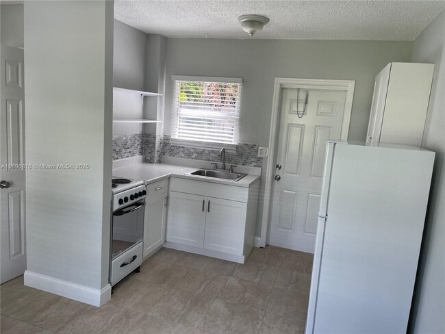 2805 NE 6th Ln in Wilton Manors, FL - Building Photo - Building Photo