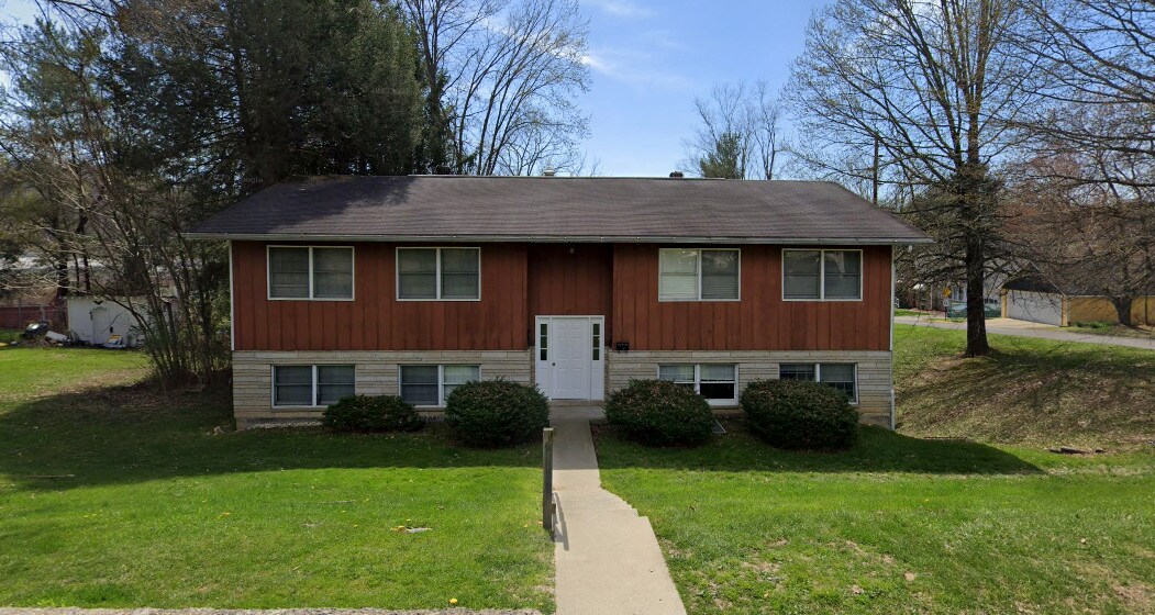 15 Fairmor Dr in Westover, WV - Building Photo