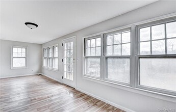 202 Midland Lake Rd in Middletown, NY - Building Photo - Building Photo