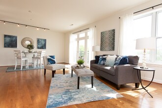 670 Town Center Dr in Newport News, VA - Building Photo - Building Photo