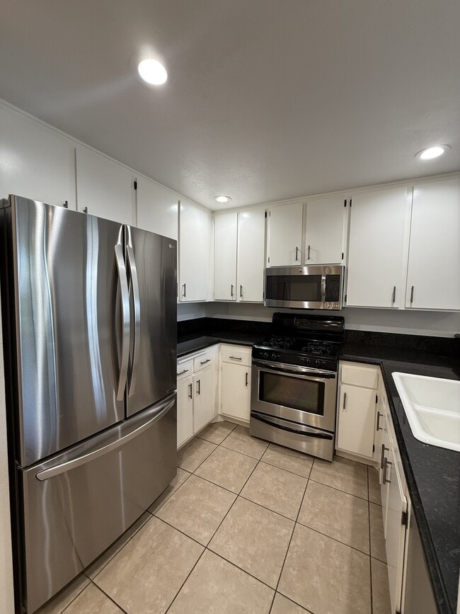 221 S Oak Knoll Ave in Pasadena, CA - Building Photo - Building Photo