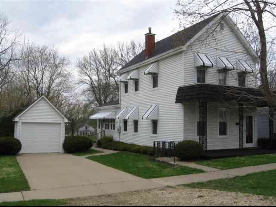 517 Livingston in East Dubuque, IL - Building Photo