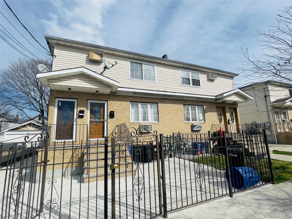 104-59 214th St in Queens, NY - Building Photo