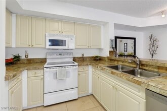 1180 Wildwood Lakes Blvd in Naples, FL - Building Photo - Building Photo