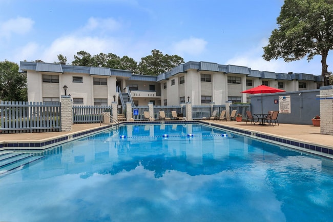 Rolling Hills Apartments in Tallahassee, FL - Foto de edificio - Building Photo