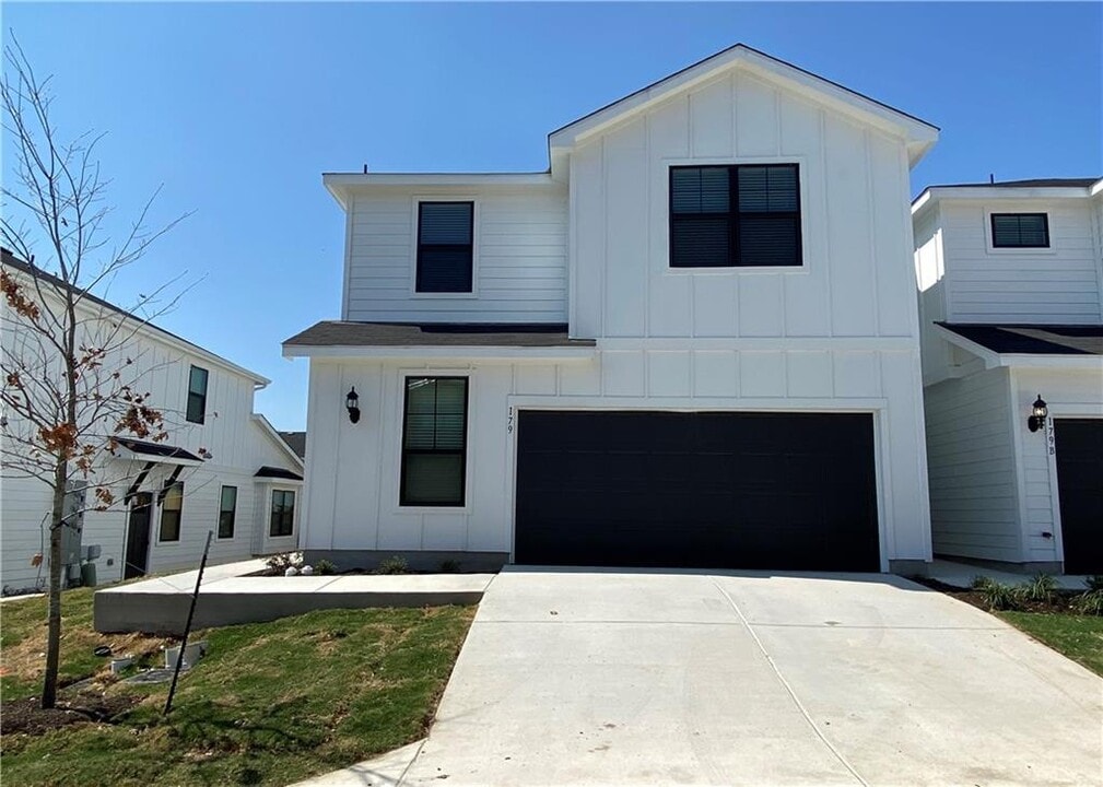 179 Threshing Rd in Mustang Ridge, TX - Building Photo