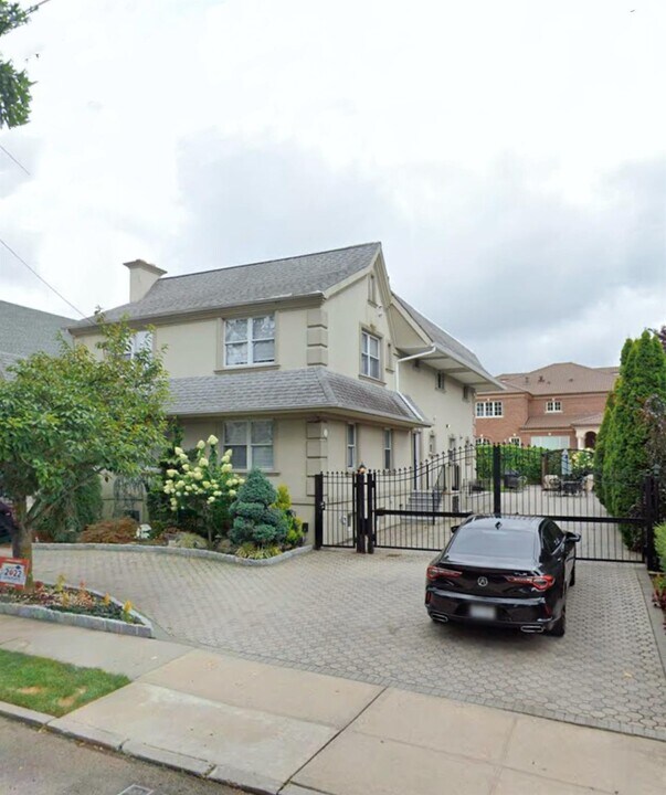 29-22 214th Pl in Queens, NY - Building Photo