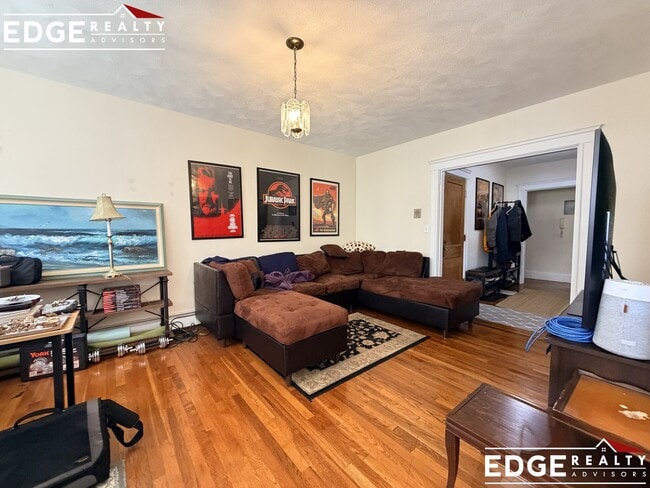 22 Wallingford Rd, Unit 3 in Boston, MA - Foto de edificio - Building Photo