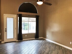 10911 Martingale Dr in Bakersfield, CA - Building Photo - Building Photo