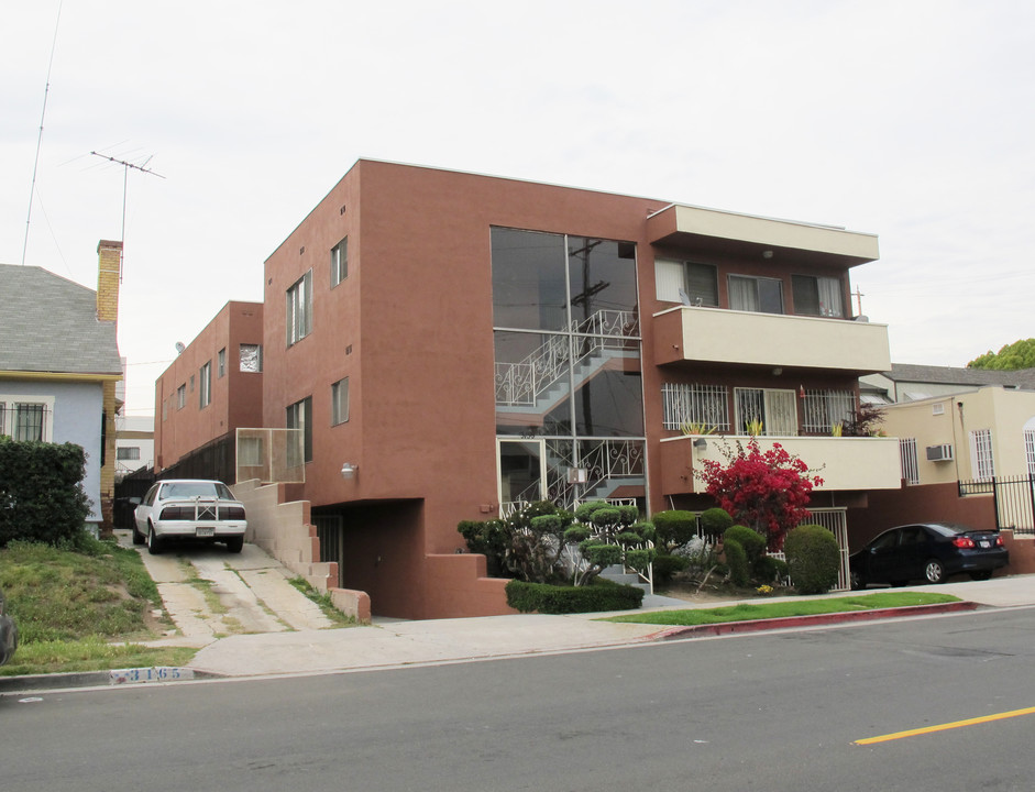 Delilly Apartments in Los Angeles, CA - Building Photo