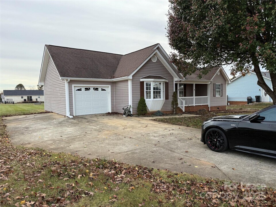 117 Hayworth Ln in Statesville, NC - Building Photo