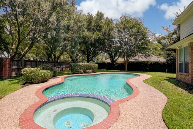 property at 18042 Somerset Knolls Ct