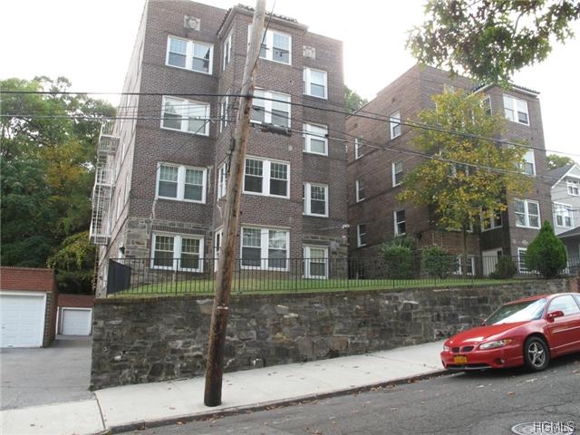 142 Caryl Ave in Yonkers, NY - Foto de edificio - Building Photo