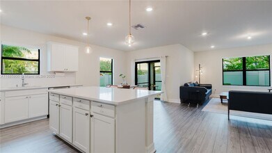 3001 Hibiscus Ave in Oakland Park, FL - Foto de edificio - Building Photo