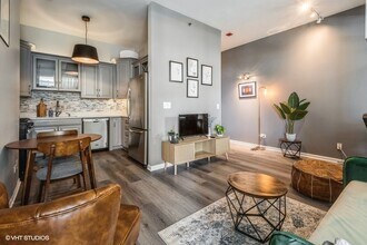 340 W Superior St in Chicago, IL - Building Photo - Building Photo
