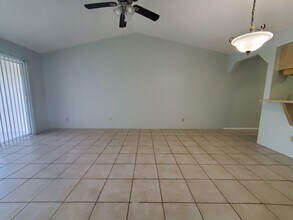 913 Gleason Pkwy in Cape Coral, FL - Foto de edificio - Building Photo