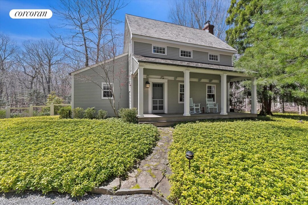 17 Deep Woods Ln in Amagansett, NY - Building Photo