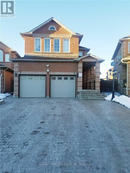 24 Sandham Crescent in Markham, ON - Building Photo