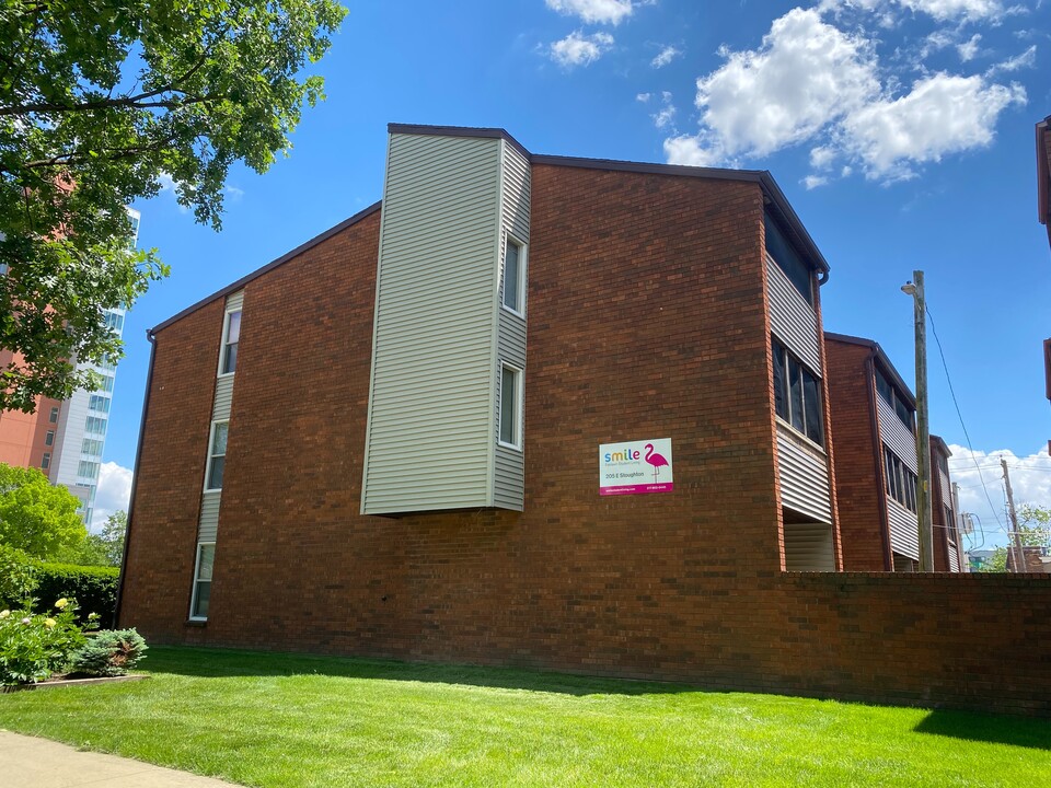 205 Stoughton in Champaign, IL - Foto de edificio