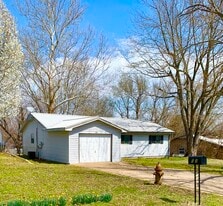 503 E 5th Plz in Grove, OK - Building Photo