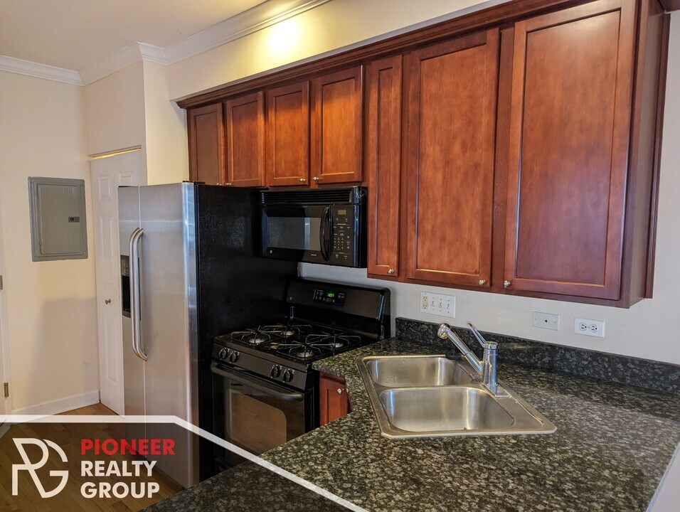 3246 N Clifton Ave, Unit W1 in Chicago, IL - Building Photo