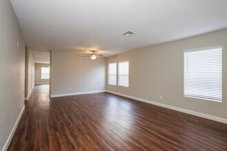 5016 Charlo Dr in Las Vegas, NV - Foto de edificio - Building Photo