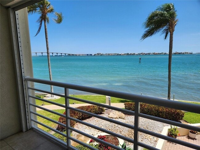 6105 Bahia Del Mar Cir N, Unit 283 in St. Petersburg, FL - Foto de edificio - Building Photo