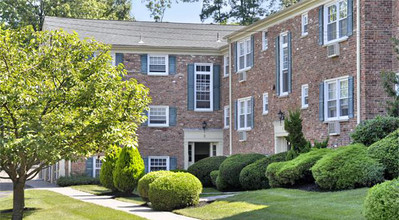 Parkway East in Caldwell, NJ - Foto de edificio - Building Photo