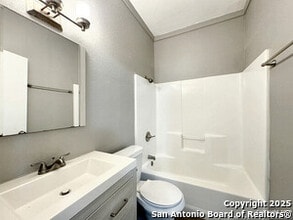 321 N Chupaderas St in San Antonio, TX - Building Photo - Building Photo