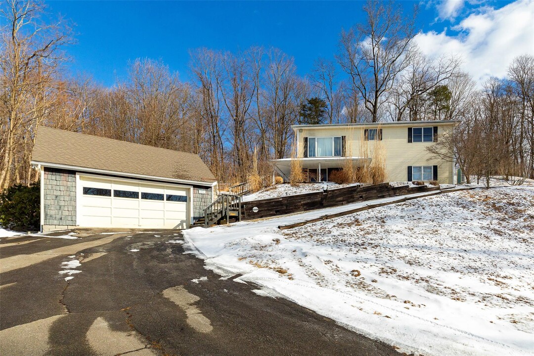 11 Violet Hill Rd in Rhinebeck, NY - Building Photo