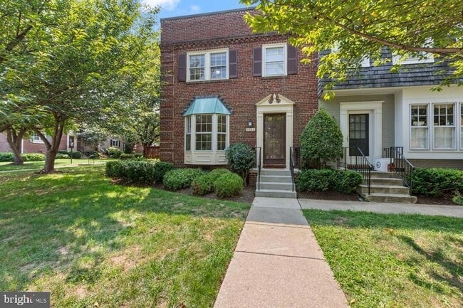 4882 Chevy Chase Dr, Unit East-5 in Chevy Chase, MD - Building Photo - Building Photo