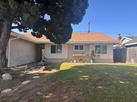 20021 Shorewood Cir in Huntington Beach, CA - Building Photo