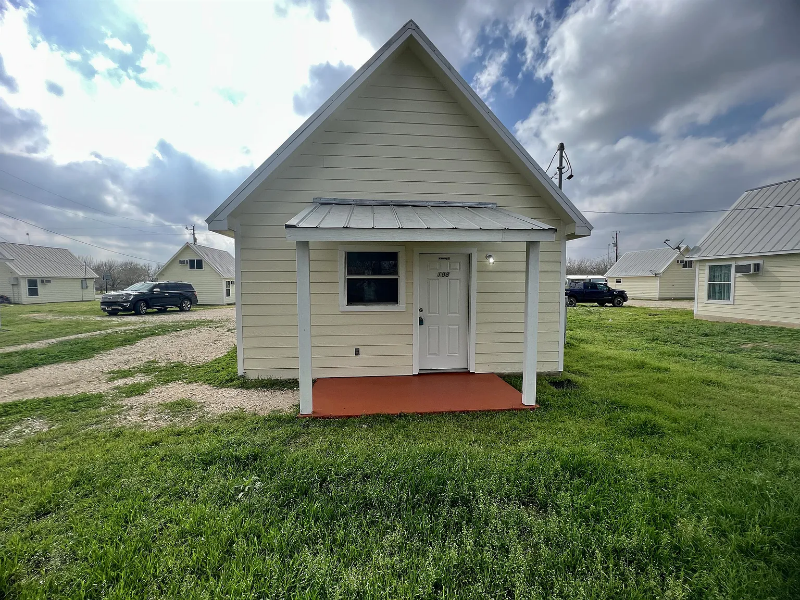 403 Free Timber Ln in Stockdale, TX - Building Photo