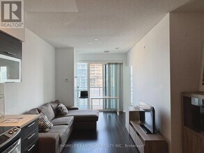 386 Yonge St in Toronto, ON - Building Photo - Building Photo