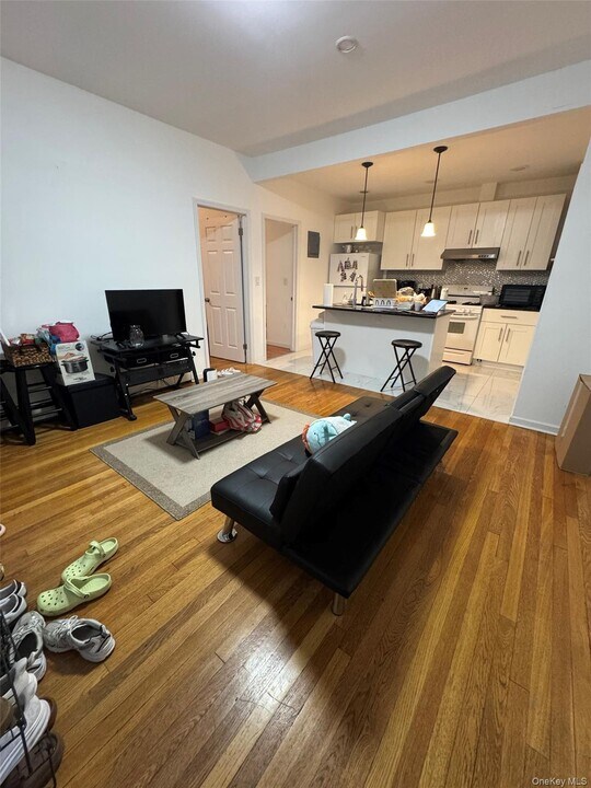 39-14 214th Pl in Queens, NY - Building Photo