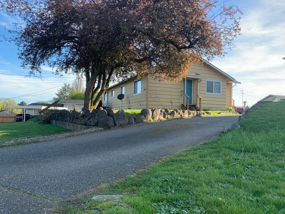 2737 Hefner Ave in Bremerton, WA - Building Photo