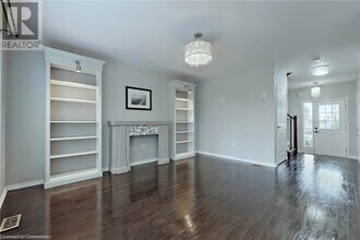 1005 Farmstead Dr in Milton, ON - Building Photo - Building Photo