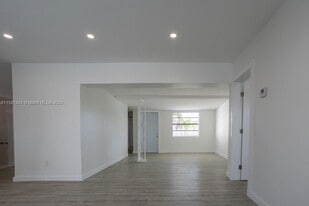 7871 Hope St in Hollywood, FL - Building Photo