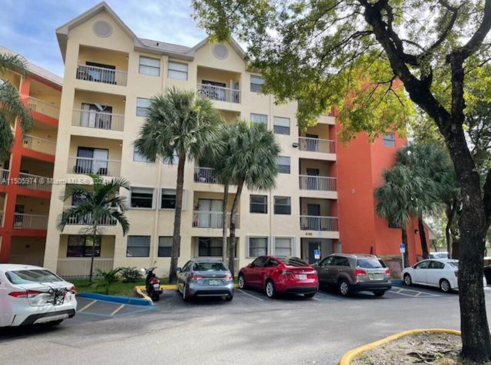 8180 Geneva Ct, Unit 520 in Doral, FL - Building Photo