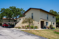 Magnolia Square Condominiums in Largo, FL - Foto de edificio - Building Photo