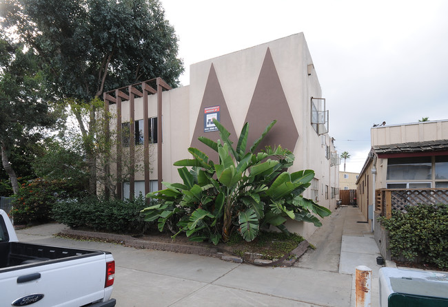 5065 W Point Loma Blvd in San Diego, CA - Building Photo - Building Photo