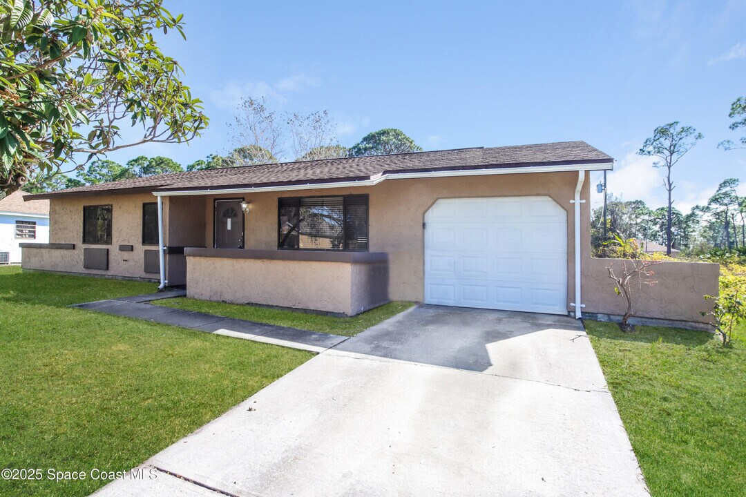 1366 Valerius St SE in Palm Bay, FL - Building Photo